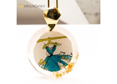 Artystyczny Naszyjnik z Ilustracją Kobiety w Sukni.