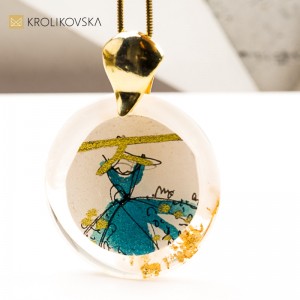 Artystyczny Naszyjnik z Ilustracją Kobiety w Sukni.