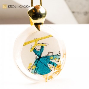 Artystyczny Naszyjnik z Ilustracją Kobiety w Sukni.