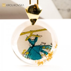 Artystyczny Naszyjnik z Ilustracją Kobiety w Sukni.