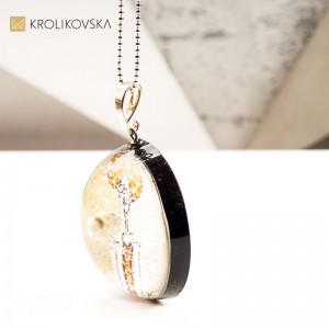 Naszyjnik Obraz w Żywicy – Kobieca Energia i Sztuka.