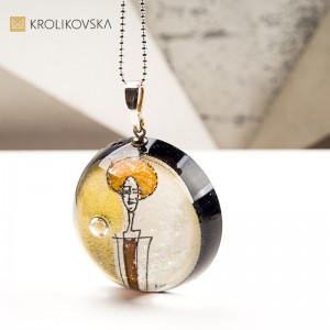 Naszyjnik Obraz w Żywicy – Kobieca Energia i Sztuka.