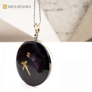 Naszyjnik Obraz w Żywicy – Kobieca Energia i Sztuka.