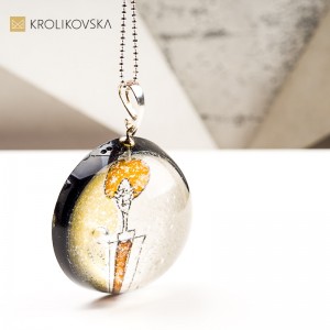 Naszyjnik Obraz w Żywicy – Kobieca Energia i Sztuka.