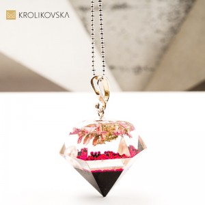Biżuteria artystyczna z diamentem w żywicy.