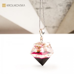 Biżuteria artystyczna z diamentem w żywicy.