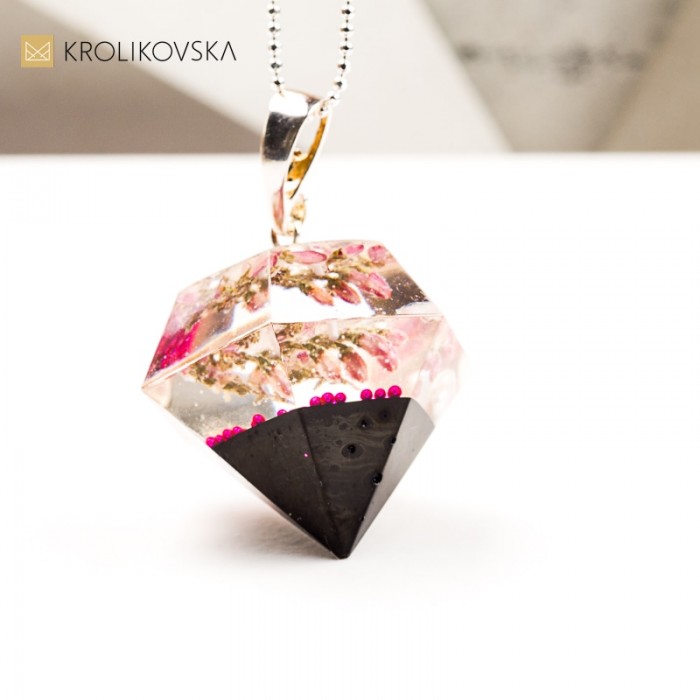Biżuteria artystyczna z diamentem w żywicy.