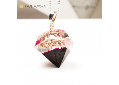 Biżuteria artystyczna z diamentem w żywicy.