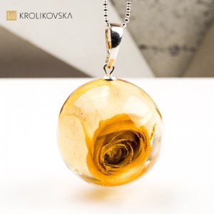 Naszyjnik kula z różą symbol spokoju i natury handmade