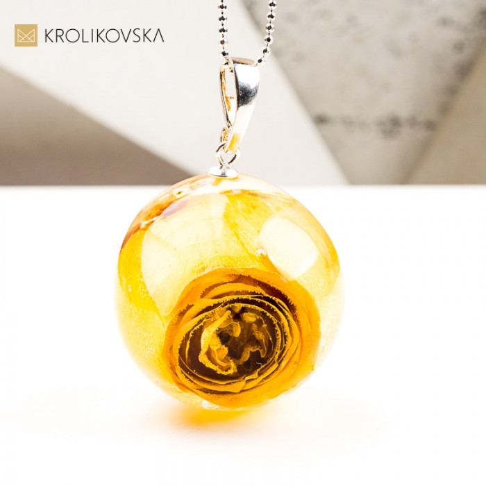 Naszyjnik kula z różą symbol marzeń i lekkości handmade