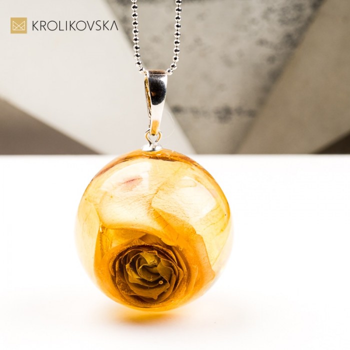 Naszyjnik kula z różą amulet spokoju i siły natury
