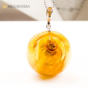 Naszyjnik kula z różą w żywicy amulet dobrej energii