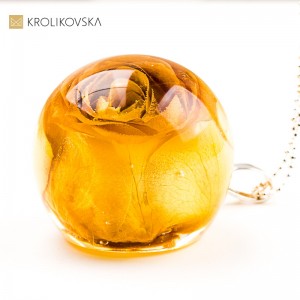 Naszyjnik kula z różą w żywicy amulet dobrej energii