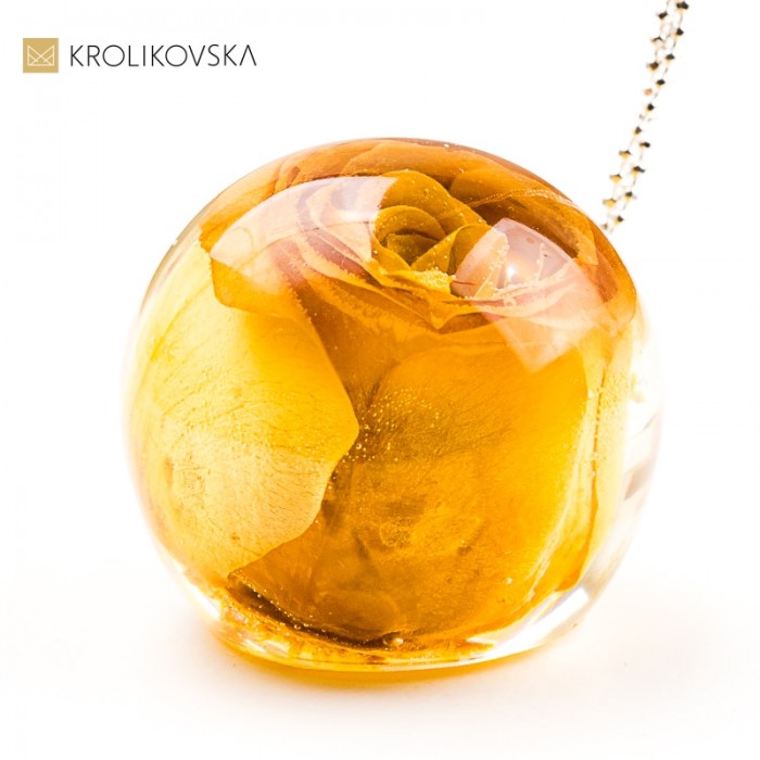 Naszyjnik kula z różą w żywicy amulet dobrej energii