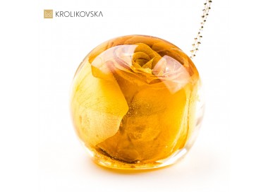 Naszyjnik kula z różą w żywicy amulet dobrej energii