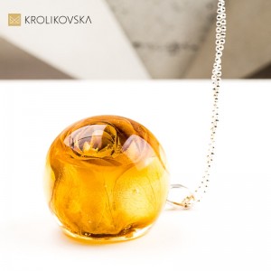 Naszyjnik kula z różą w żywicy amulet dobrej energii