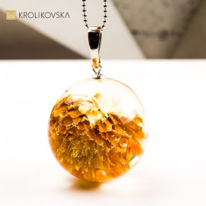 Naszyjnik kula z kwiatem biżuteria pełna magii i ciepła.
