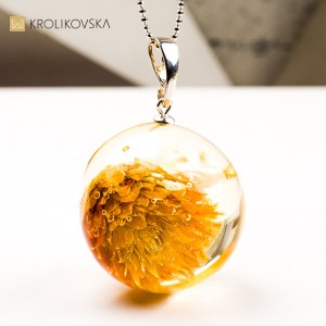 Naszyjnik kula z kwiatem biżuteria pełna magii i ciepła.2