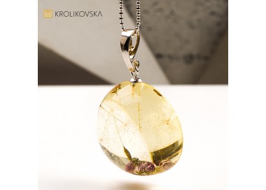 Naszyjnik kula z kwiatem w żywicy biżuteria z duszą handmade