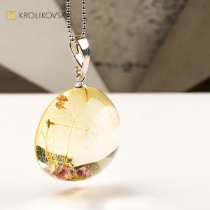 Naszyjnik kula z kwiatem w żywicy biżuteria z duszą handmade