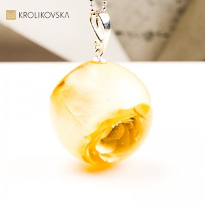 Naszyjnik kula z kwiatem biżuteria inspirowana naturą