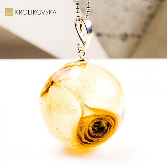 Naszyjnik kula z różą delikatny symbol kobiecości