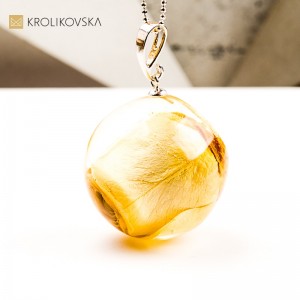 Naszyjnik kula z różą delikatny symbol kobiecości