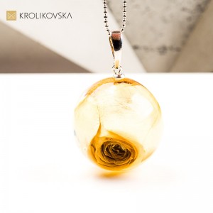 Naszyjnik kula z różą delikatny symbol kobiecości
