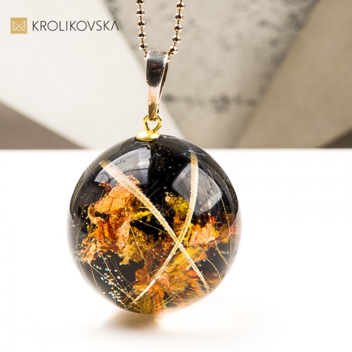 Naszyjnik kula z rośliną w żywicy biżuteria artystyczna handmade