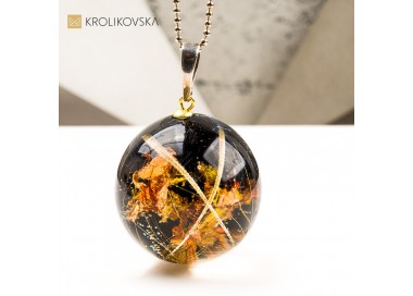 Naszyjnik kula z rośliną w żywicy biżuteria artystyczna handmade