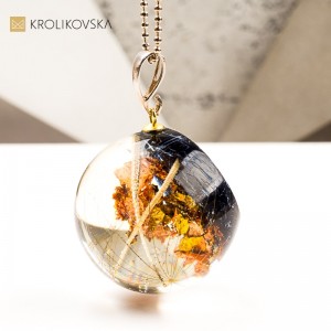 Naszyjnik kula z rośliną w żywicy biżuteria artystyczna handmade
