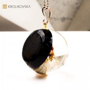 Naszyjnik kula z rośliną w żywicy biżuteria artystyczna handmade