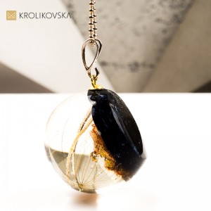 Naszyjnik kula z rośliną w żywicy biżuteria artystyczna handmade
