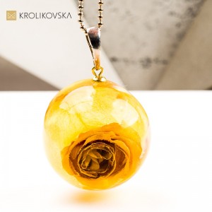 Naszyjnik kula z różą symbol natury i spokoju prezent dla niej