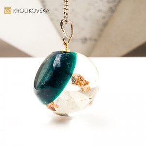 Naszyjnik kula delikatna biżuteria dla kobiety.