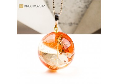 Naszyjnik kula z kwiatem w żywicy biżuteria inspirowana naturą
