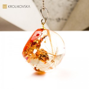 Naszyjnik kula z kwiatem w żywicy biżuteria inspirowana naturą