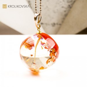 Naszyjnik kula z kwiatem w żywicy biżuteria inspirowana naturą