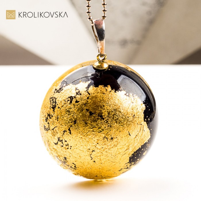 Naszyjnik kula z rośliną symbol harmonii i kobiecości