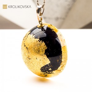 Naszyjnik kula z rośliną symbol harmonii i kobiecości