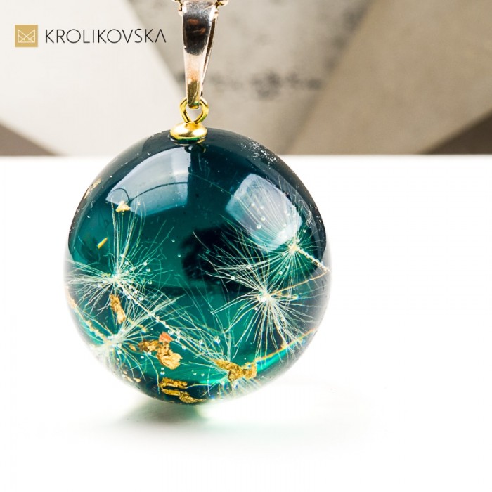 Naszyjnik kula z kwiatem polnym biżuteria z żywicy handmade