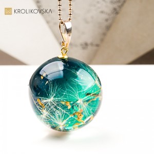Naszyjnik kula z kwiatem polnym biżuteria z żywicy handmade