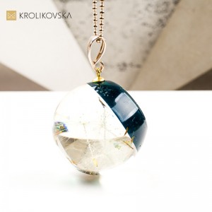 Naszyjnik kula z kwiatem polnym biżuteria z żywicy handmade