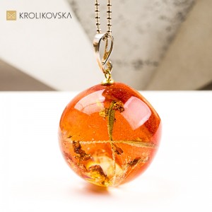 Naszyjnik kula z rośliną w żywicy biżuteria naturalna handmade