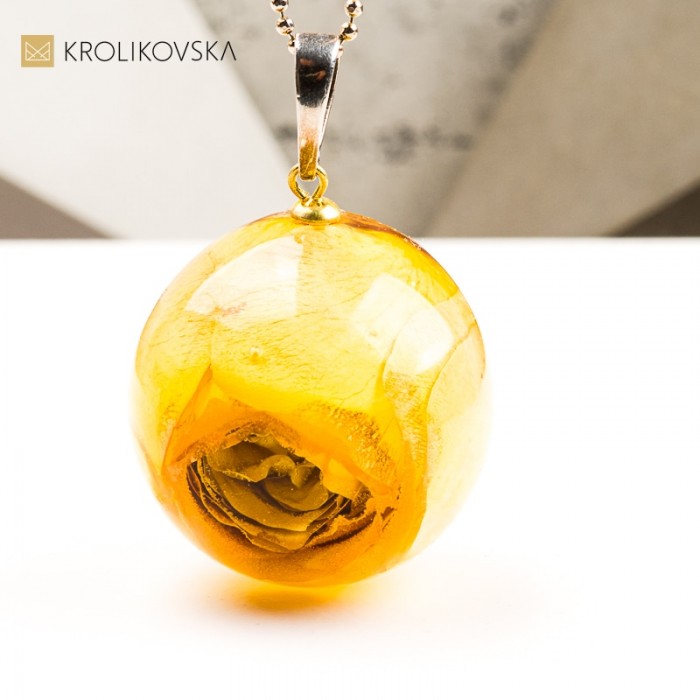 Naszyjnik kula z kwiatem w żywicy prezent dla niej handmade