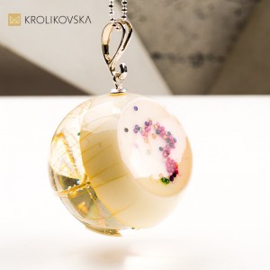 Naszyjnik z rośliną i pyłkiem złota – elegancja w naturze.