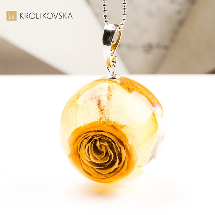 Naszyjnik kula z różą– romantyczna biżuteria handmade.