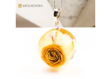 Naszyjnik kula z różą– romantyczna biżuteria handmade.