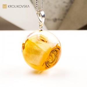 Naszyjnik kula z różą– romantyczna biżuteria handmade.