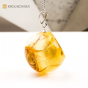 Naszyjnik kula z różą– romantyczna biżuteria handmade.